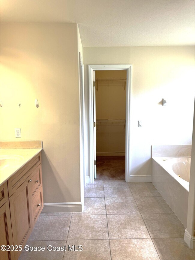 Building Photo - 4158 Rolling Hill Dr