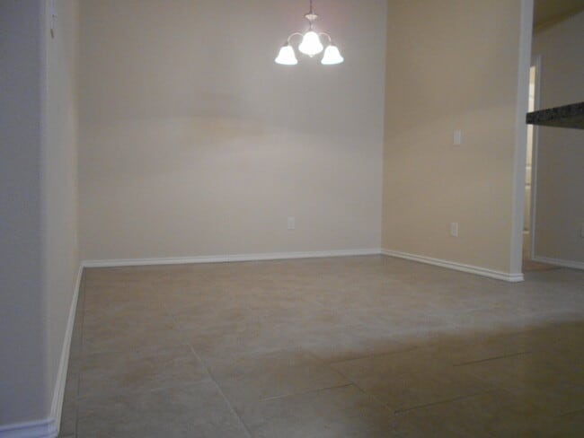 Building Photo - 6 or 12 month lease! Half off first full m...