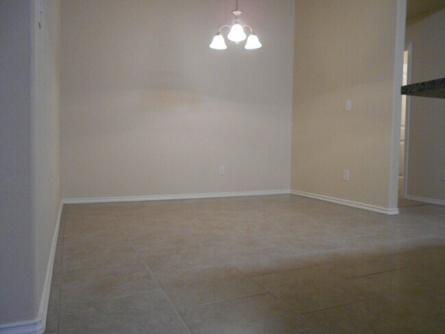 Building Photo - 6 or 8 month lease! Half off first full mo...