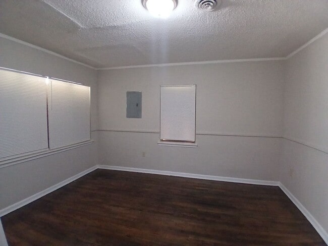 Building Photo - Renovated 2 bedroom 1 bath Duplex - Open T...