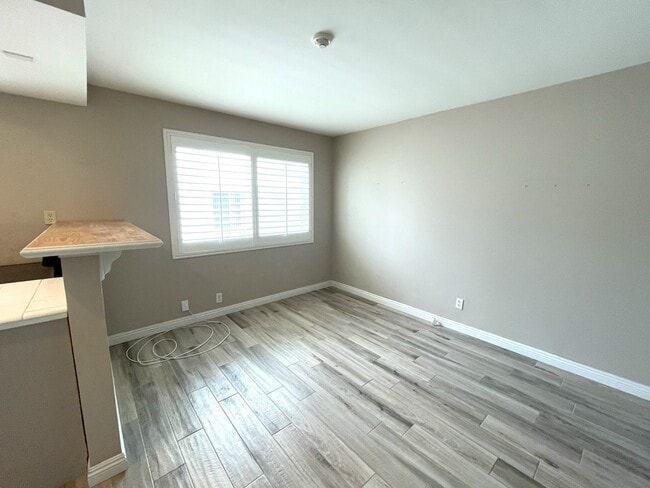 Building Photo - Updated 2 bedroom split level townhome