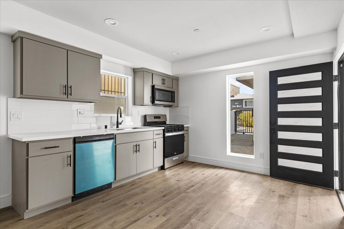 Building Photo - 860 N Hudson Ave