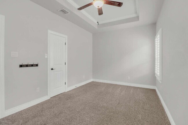 Building Photo - "Charming 4-Bed Oasis with Granite Touches & Cozy Fireplace in Floresville!"
