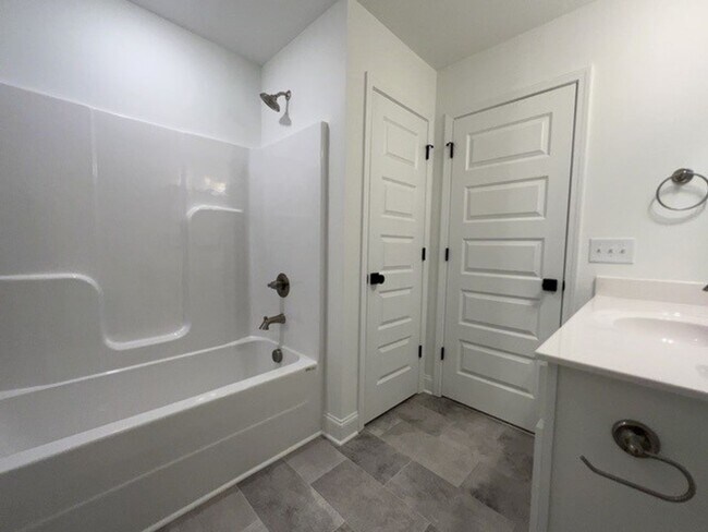 Building Photo - Spacious Townhome Located Minutes from Downtown Gallatin and Hendersonville!