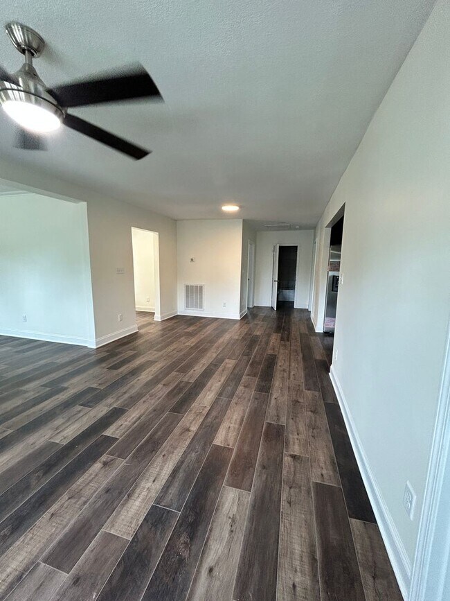 Building Photo - Knoxville 37914 - 3 bedroom, 1 bath home -...