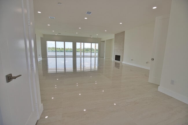Building Photo - 13064 Via Flavia