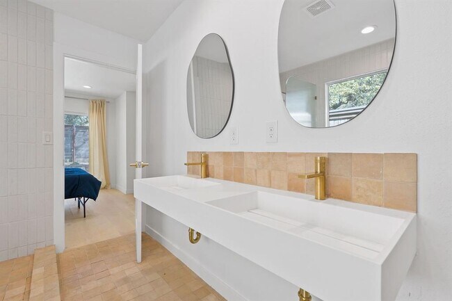 Building Photo - 2418 S 5th St