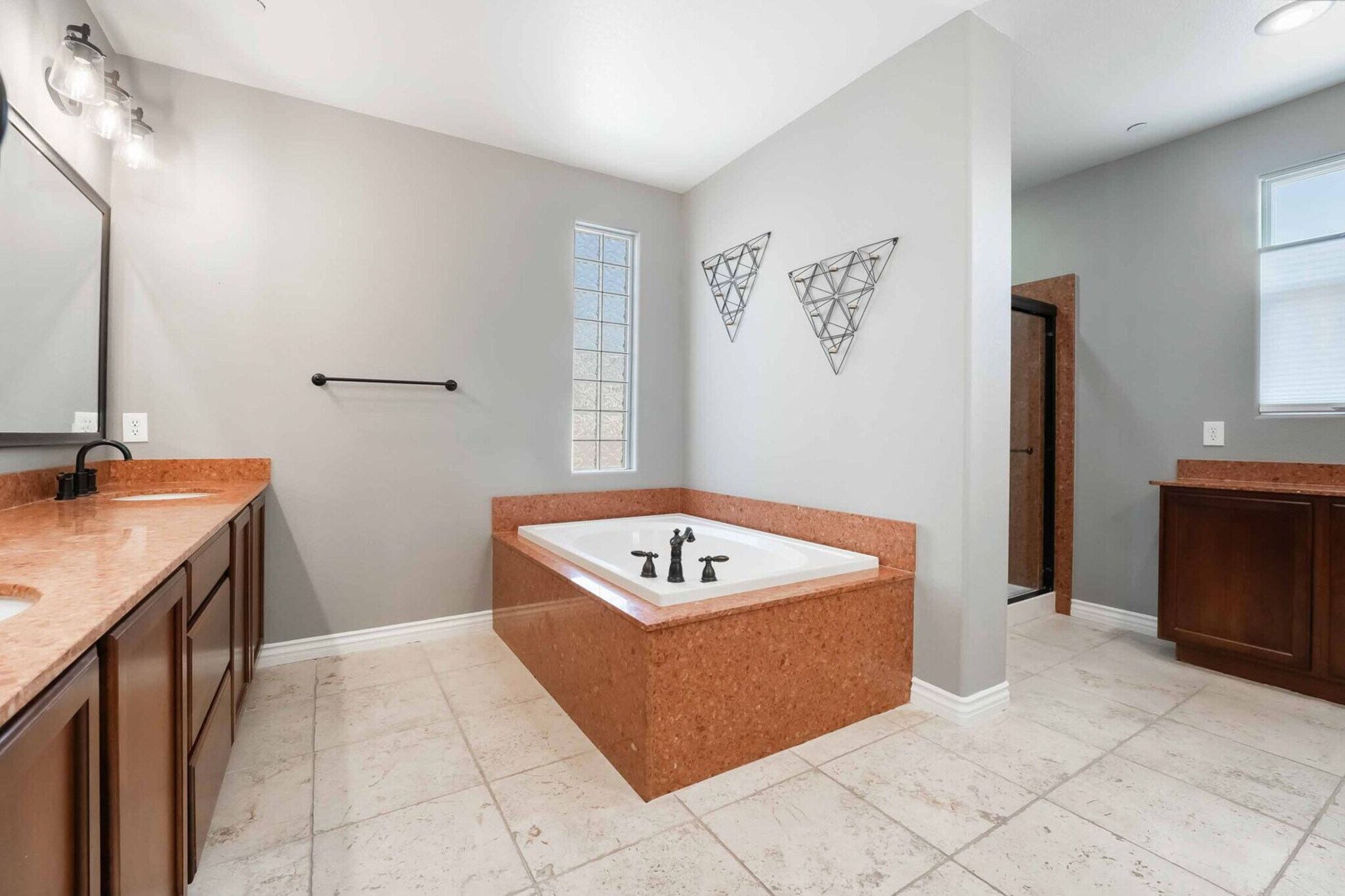 Master bathtub - 3160 Color Palette Ave
