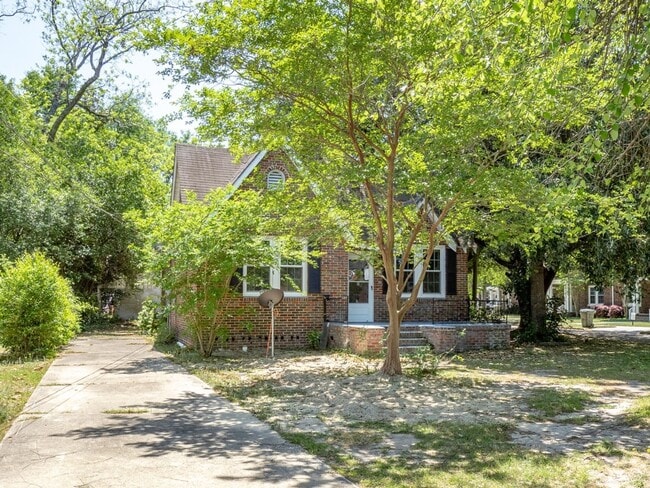 Building Photo - Oversized Renovated Downtown Cottage