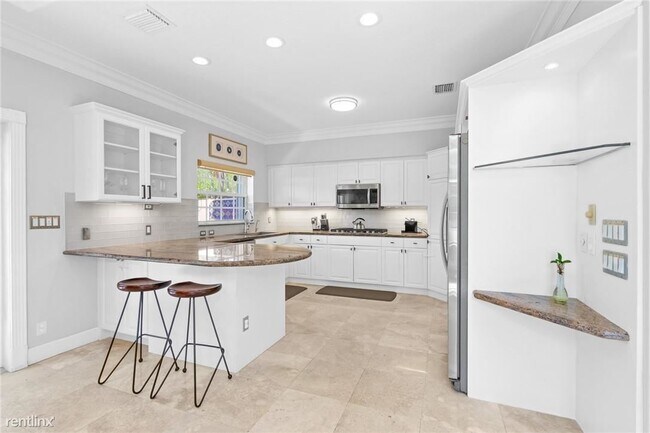 Building Photo - 4 br, 2.5 bath Townhome - 370 NE 7th Ave #...