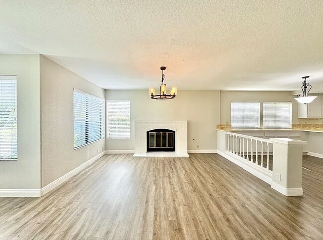 Building Photo - Beautiful 5B/3BA Home in Rancho Bernardo A...
