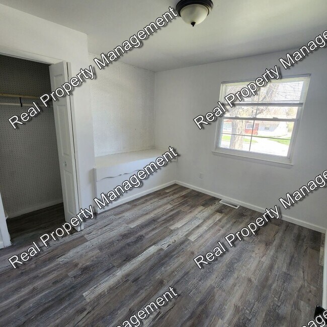 Building Photo - Four Bedroom Bi-Level