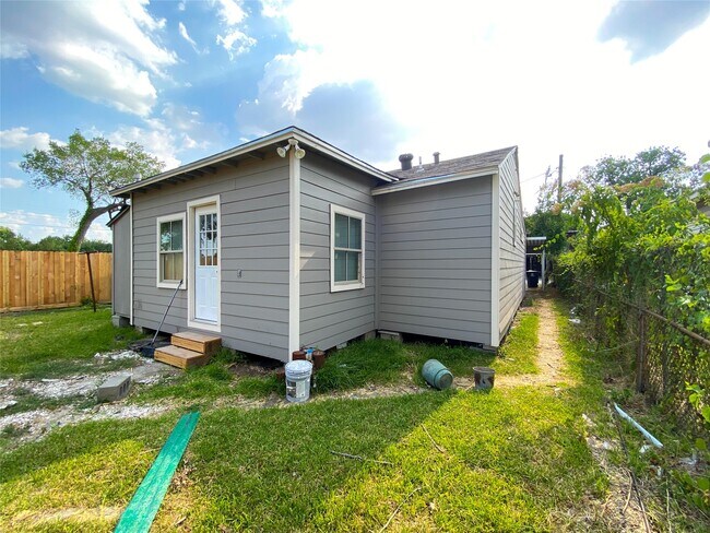 Building Photo - 1406 Mystic St