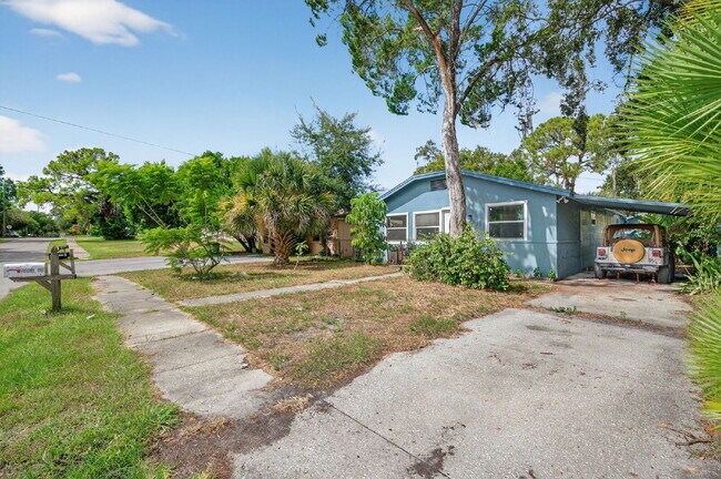 Building Photo - Location, Location, location! Large 3 Bedroom, 2 Bathroom Home for rent. This home has recently b...
