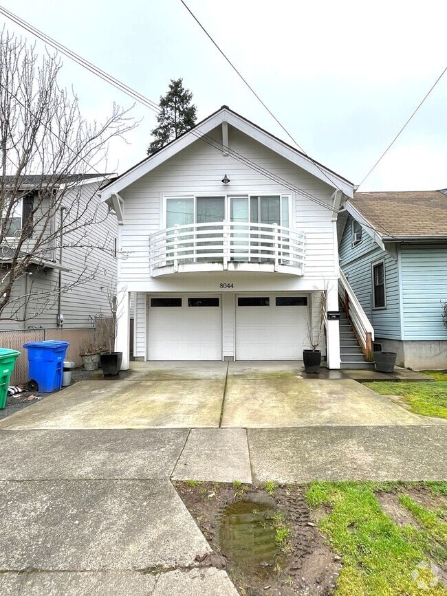 Building Photo - Sellwood Single Unit Building, 2nd Story A...