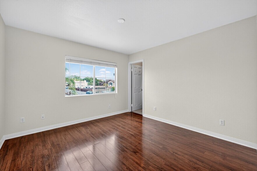 Building Photo - 40677 Cartier St