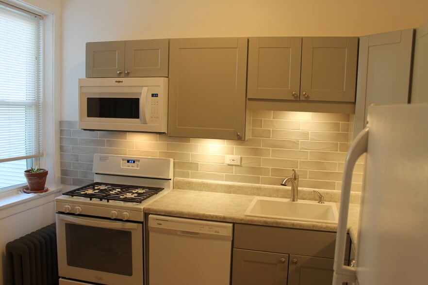 Kitchen - 4850 N Rockwell St