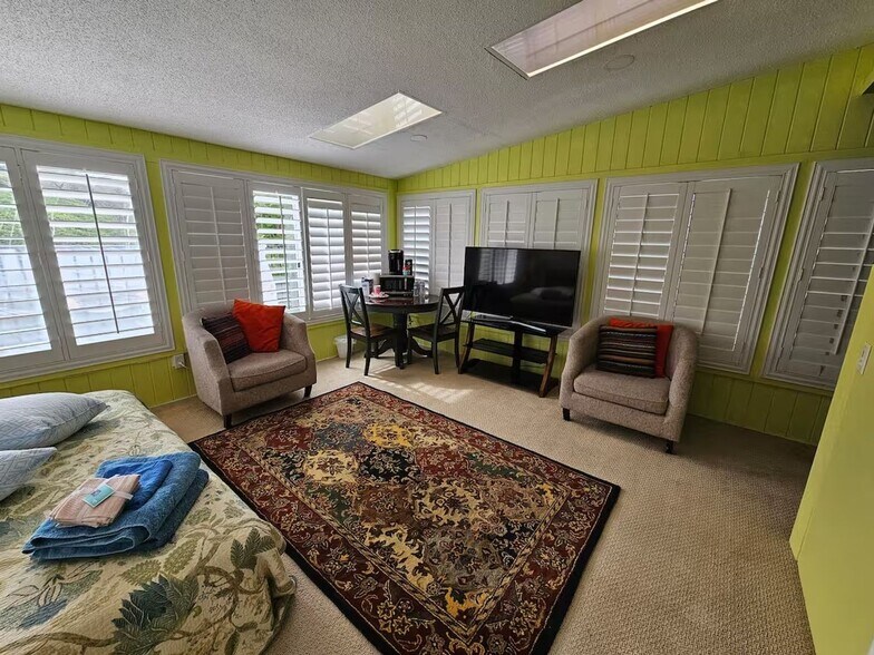 Building Photo - 1742 Hermosita Dr