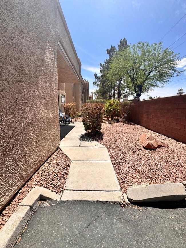 Building Photo - Beautiful spacious 2 bedroom 2 bathroom co...