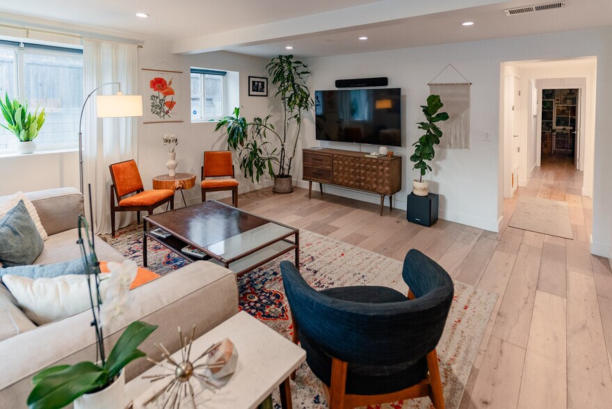 Building Photo - 446 N Commonwealth Ave