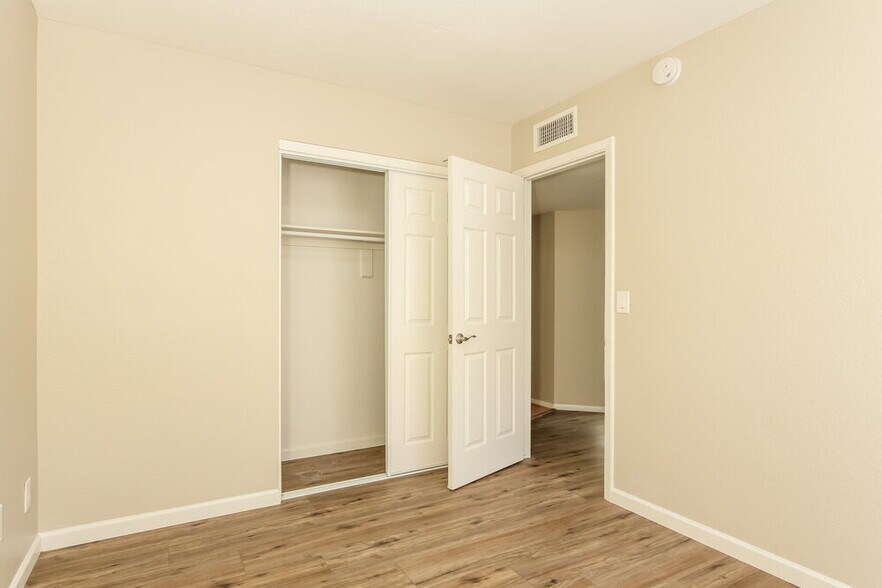 Building Photo - 11942 N 73rd Ave