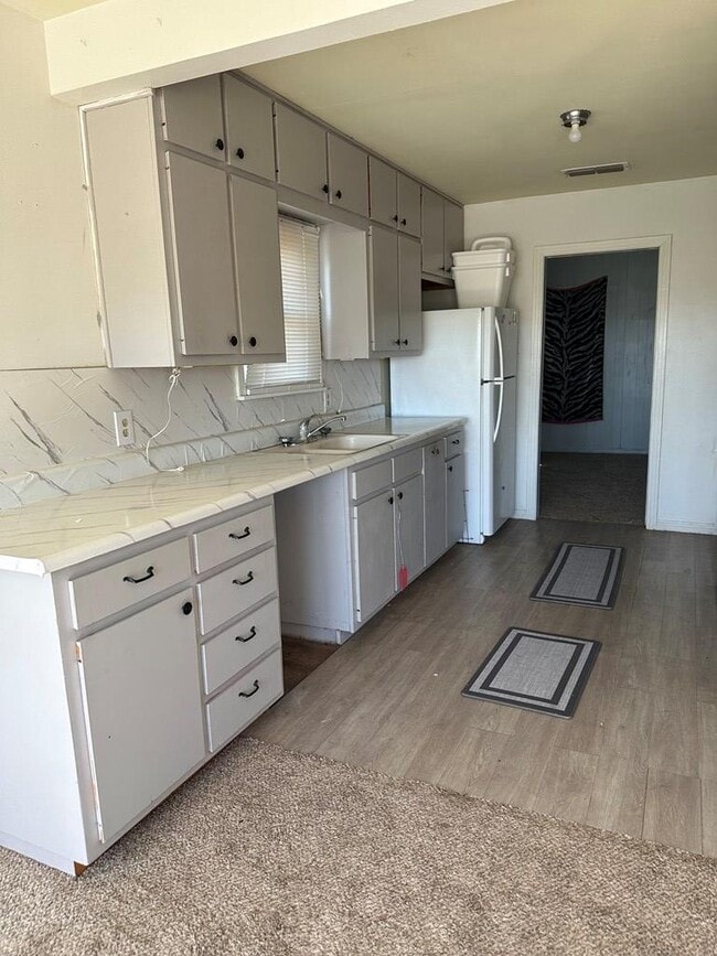 Building Photo - 1600 Crenshaw Dr