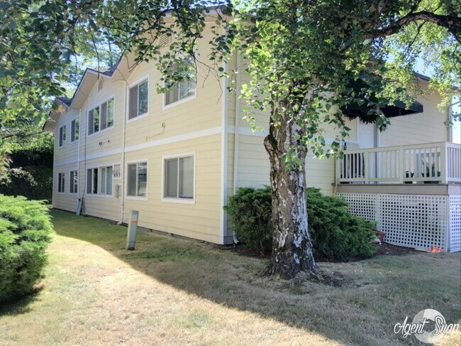Building Photo - 4-Bedroom North Green Lake Townhouse-Style...