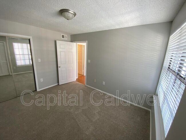 Building Photo - 1000 W Horatio St
