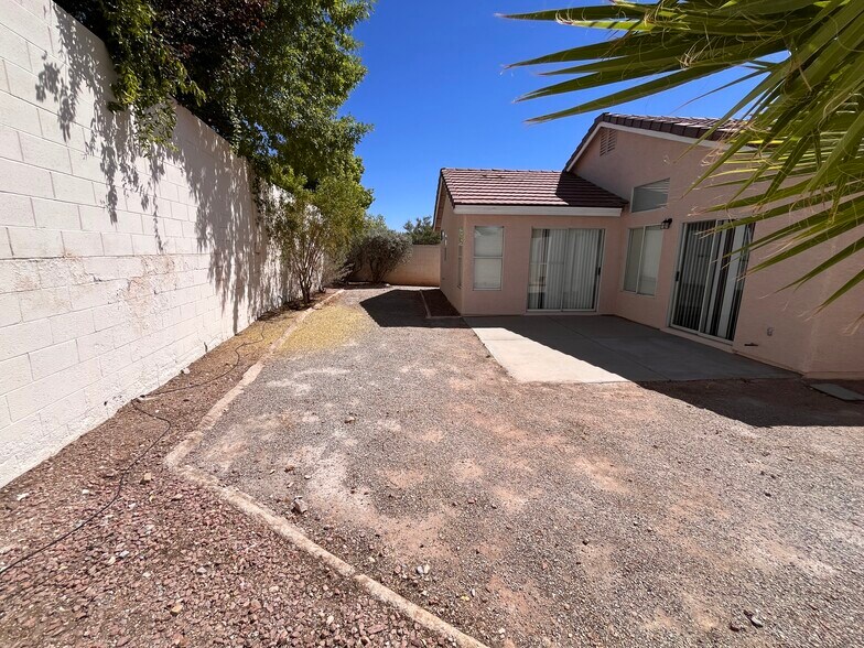 Building Photo - 1501 Waterton Dr