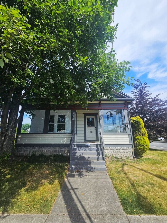 Building Photo - $1000 off 1st Month's Rent! Charming 5-Bedroom Home with Updated Kitchen, & Bath in Fairhaven!