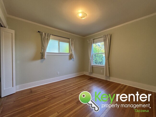 Building Photo - Spacious Craftsman in Lincoln District wit...