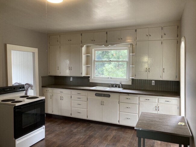 Building Photo - 408 S 1st St