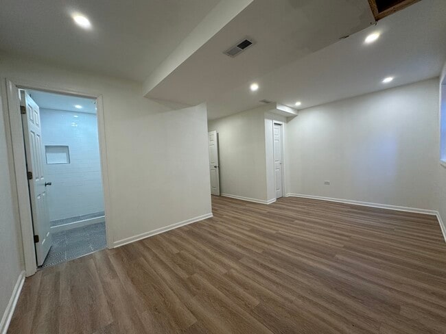 Building Photo - 2037 N Damen Ave