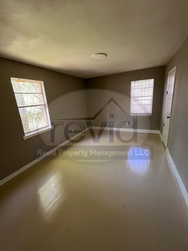 Building Photo - 952 Emmie St