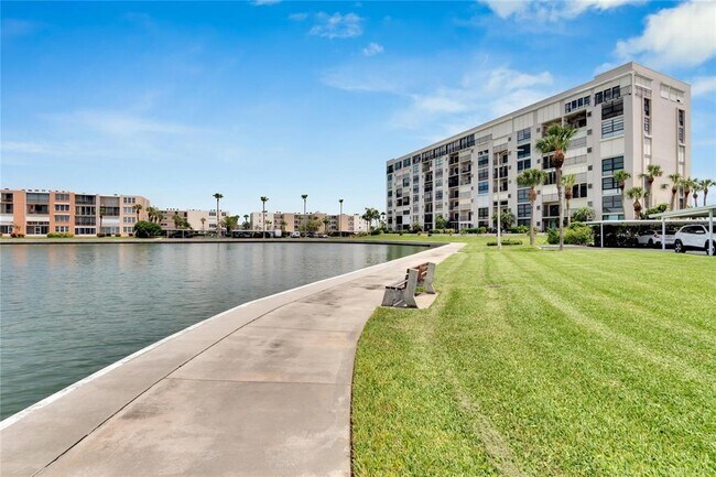 Building Photo - 7700 Sun Island Dr S