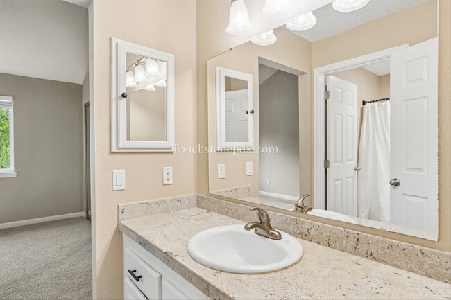 Building Photo - Light Filled Clackamas Condo with Covered Balcony and Community Amenities