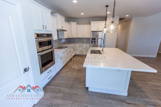 Building Photo - 661 E Julian Dr