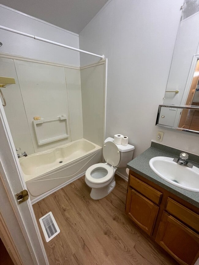 Building Photo - Lakebay 3 Bedroom Available Now, Fenced Yard & More! $500 Move in Bonus!