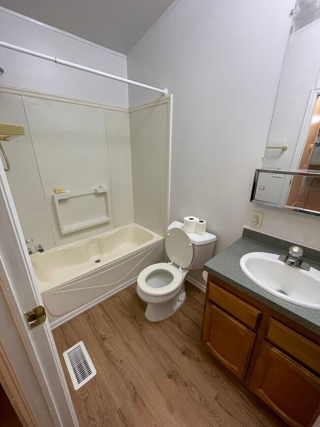 Building Photo - Lakebay 3 Bedroom Available Now, Fenced Yard & More!