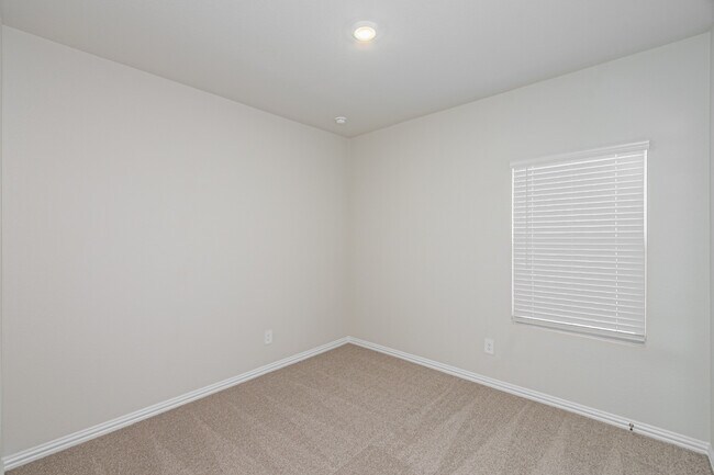 Building Photo - 801 Leavenworth Dr