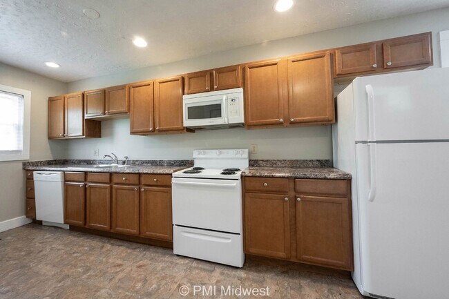 Building Photo - Charming 2-Bedroom Home with Hardwood Floo...
