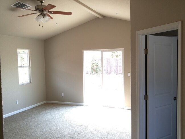 Building Photo - South Redding Home