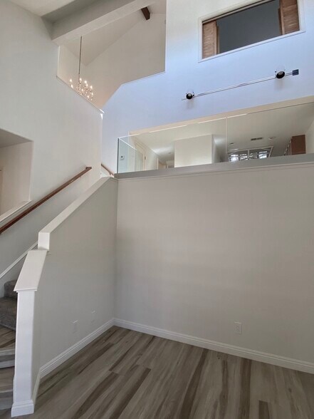Vaulted open ceiling - 7 Santa Rosa Ct