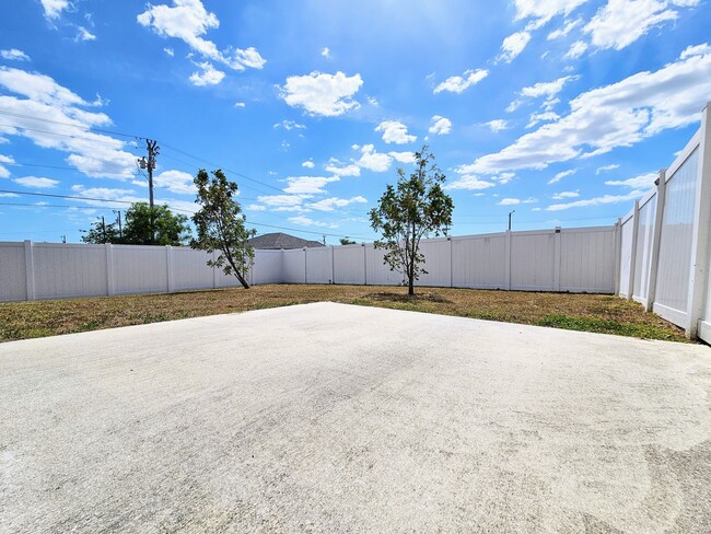 Building Photo - Stunning 3 Bed / 2 Bath Duplex w/ Garage –...