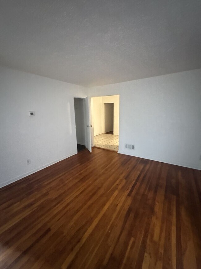 Building Photo - 1903 W Grand Ave