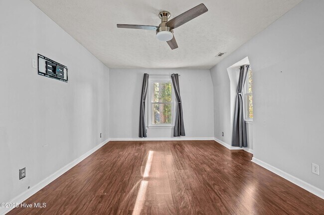 Building Photo - 215 Canterbury Rd