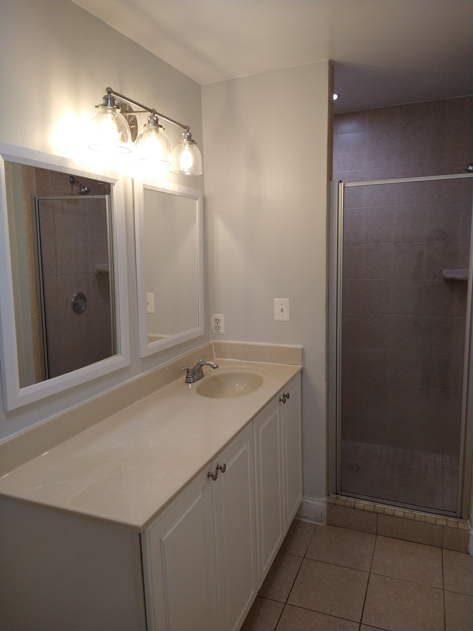 Main Bathroom - 1300 Taylor St NW