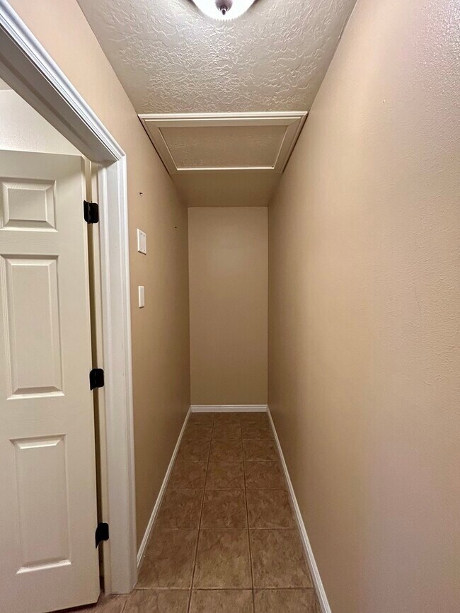 Building Photo - Bright 3-Bed, 2-Bath Condo with Mountain Views & Community Amenities