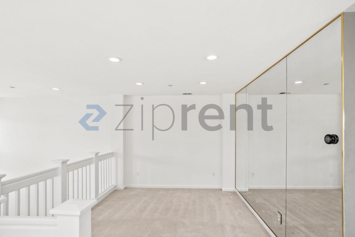 Building Photo - Unit
