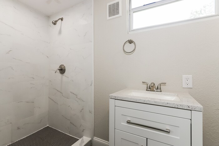 Building Photo - 147 NW 10th Dr